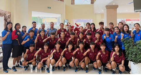 Phó chủ tịch VFF Nguyễn Xuân Vũ động viên U19 nữ Việt Nam trước trận tranh chức vô địch với Thái Lan